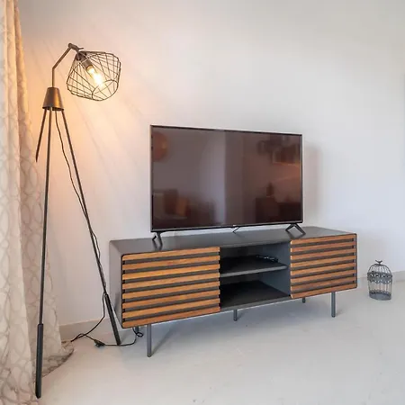 Apartman Amazing In With 3 Bedrooms, Wifi And Outdoor Swimming Pool *